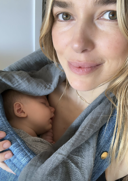 69 - The mirror of motherhood and entering motherhood after losing your mum with Ashley Hart