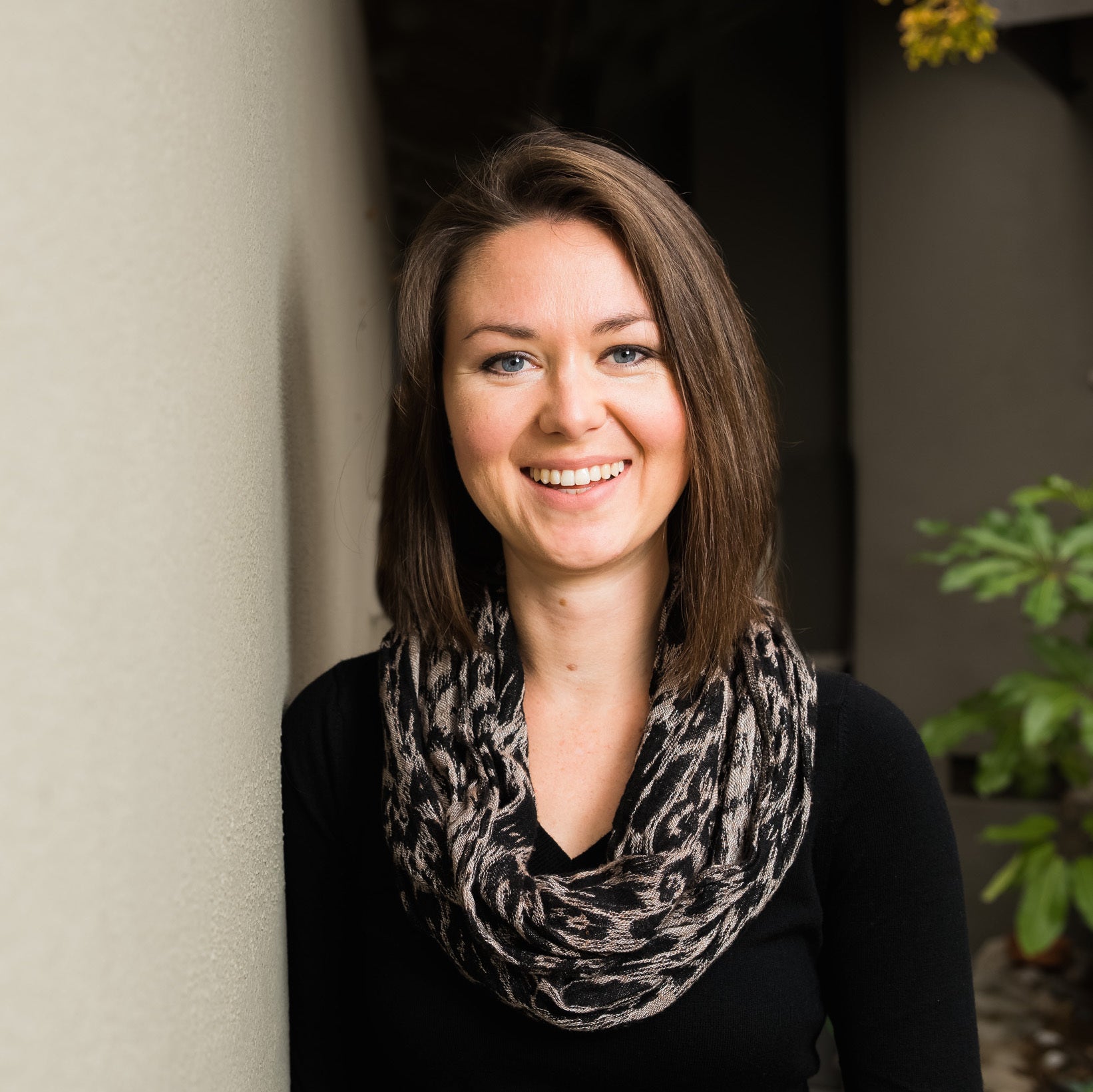 Postpartum hairloss and how we can make it stop! With registered dietician and postpartum expert Lily Nichols