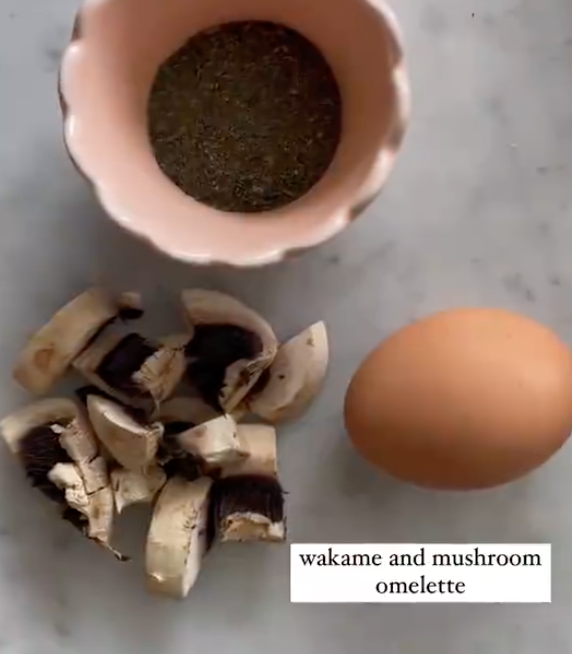 Wakame and Mushroom Omelette
